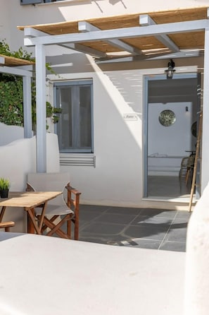 Outdoor dining - Ampelos Inn (Naxos)