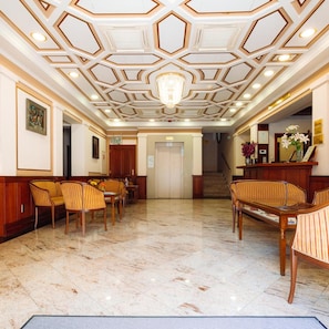 Lobby - Kodmon (Eger)