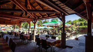 Tempat makan outdoor