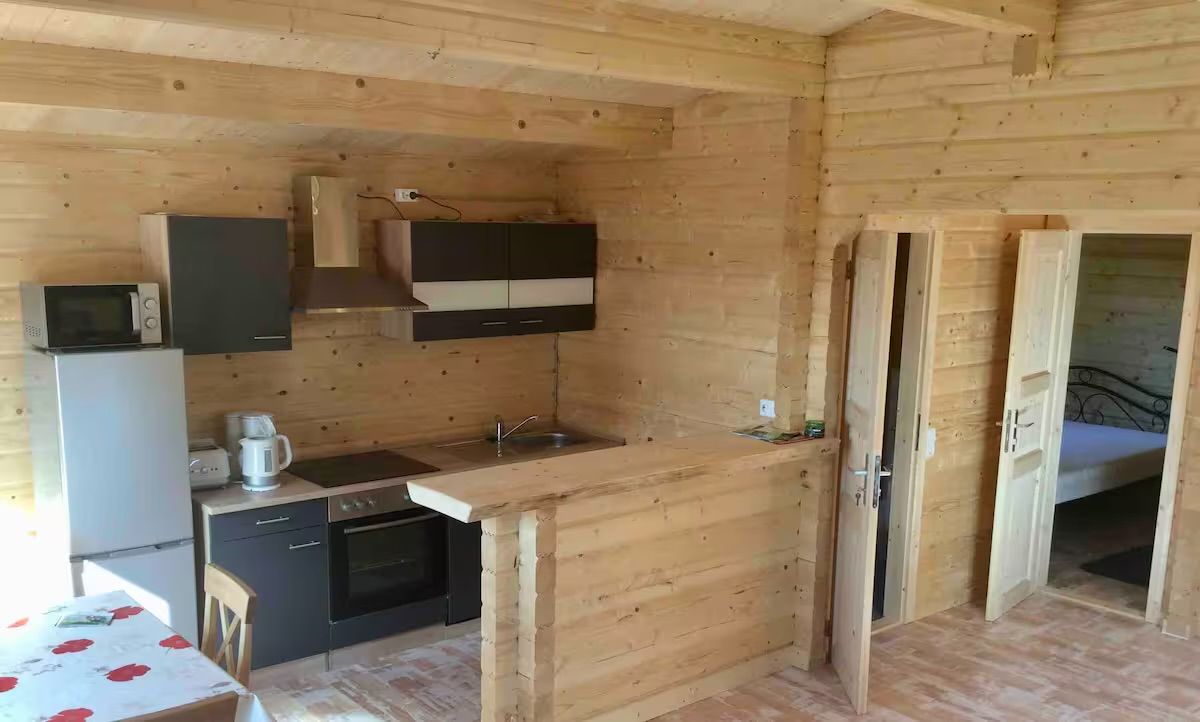 Coffee/tea maker, fridge, microwave, stovetop