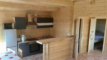 Coffee/tea maker, fridge, microwave, stovetop