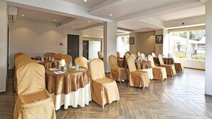 Dining - Countryside Resort By Meritas (Mawal)