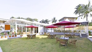 Outdoor dining - Countryside Resort By Meritas (Mawal)