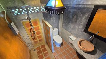 Une salle de bain avec douche, toilettes et lavabo.