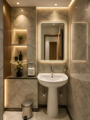 Shower, hair dryer, slippers, towels - Hotel Star City Delhi Airport  (New Delhi)