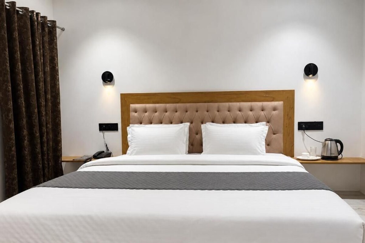 Deluxe-Doppelzimmer, Balkon, Stadtblick | Zimmersafe, Schreibtisch, laptopgeeigneter Arbeitsplatz