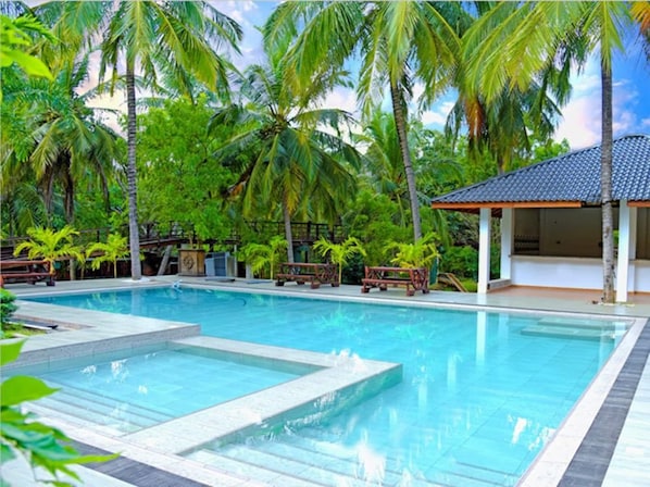Pool - Crown Monarch Diyamankada Nature Resort (Anuradhapura)
