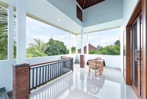 Outdoor dining - Liam Private Villa (Sukawati)