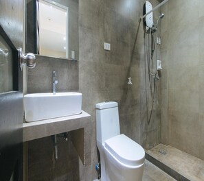 Bathroom - Reddoorz at Grand Apartelle Hernan Cortes Cebu (Mandaue)