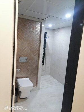 Unclassified image, 5 of 49, button - Oyo Premium Deccan Apte Road (Pune)