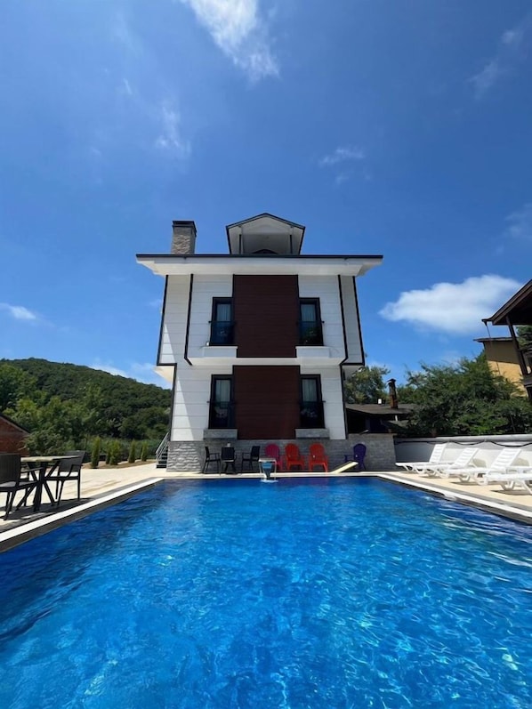 A modern two-story building with a swimming pool in front. - Agva Capella Hideaway - Adults Only (Şile)