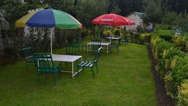 Outdoor dining - Oyo Premium Log Huts (Manali)