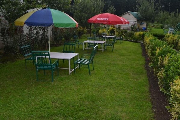 Outdoor dining - Oyo Premium Log Huts (Manali)