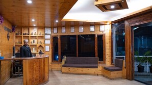 Lobby - Oyo Premium Log Huts (Manali)