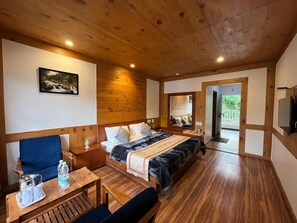 Room - Oyo Premium Log Huts (Manali)