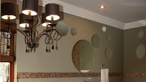 Un ba ño moderno con una bañera independiente, un tocador con espejo y un inodoro.