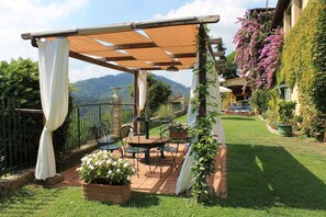 Outdoor dining - Relais La Cappella (Lucca)