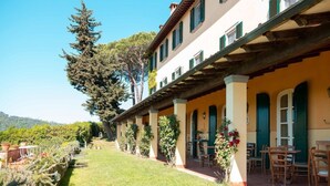 Outdoor dining - Relais La Cappella (Lucca)