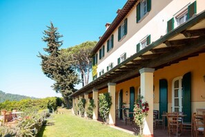 Outdoor dining - Relais La Cappella (Lucca)