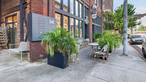Outdoor dining - Luxury Downtown Birmingham apartment (Birmingham)