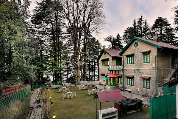 Outdoor dining - Brij Villa, Dalhousie (Dalhousie)