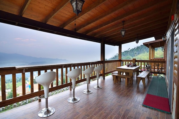 Outdoor dining - The Cabin Hostel of Xingyuegu (Lugu)