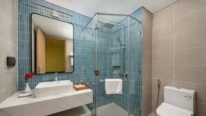 Quarto casal ou duplo luxo, vista parcial para o oceano | Banheiro