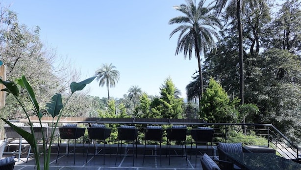Outdoor dining - Hotel Rock Regency (Abu Road)