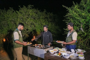 Outdoor dining - Leopard Nest Luxury Campsite (Yala)