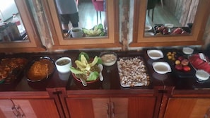 Une table de buffet proposant divers plats et accompagnements.