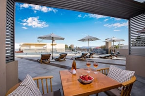 Outdoor dining - Lilium Village Hotel (Chania)