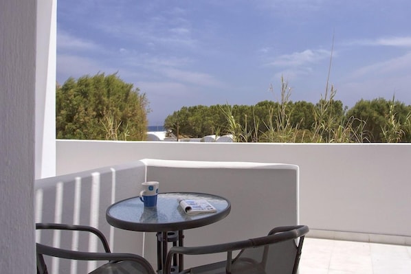 Outdoor dining - Romani Studios Perissa (Santorini)