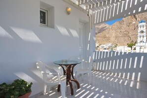Outdoor dining - Romani Studios Perissa (Santorini)