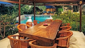 Outdoor dining - Villa William Seminyak (Keroboken Kelod)