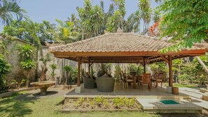 Outdoor dining - Baliana Villa Legian (Legian)
