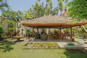 Outdoor dining - Baliana Villa Legian (Legian)