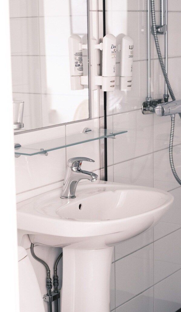 Bathroom - Hotell Trubaduren (Hono)