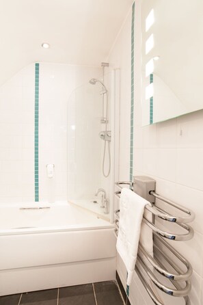 Bathroom - Unicorn Hotel by Marston's Inns (Nottingham)