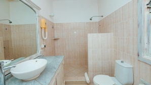 A bathroom with a sink, toilet, and shower. - Twiga Beach Clubviaggi Resort Watamu (Watamu)