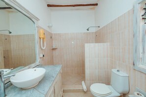 A bathroom with a sink, toilet, and shower. - Twiga Beach Clubviaggi Resort Watamu (Watamu)