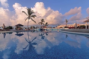 A swimming pool with palm trees and a gazebo, surrounded by hotel buildings. - Twiga Beach Clubviaggi Resort Watamu (Watamu)