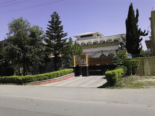 Unclassified image, 1 of 22, button - Explorers Lounge (Islamabad)