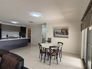 Dining - Wagga Guesthouse Comfort (Wagga Wagga)