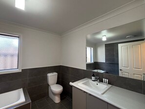 Bathroom - Wagga Guesthouse Comfort (Wagga Wagga)