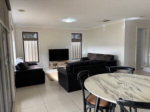 Living area - Wagga Guesthouse Comfort (Wagga Wagga)