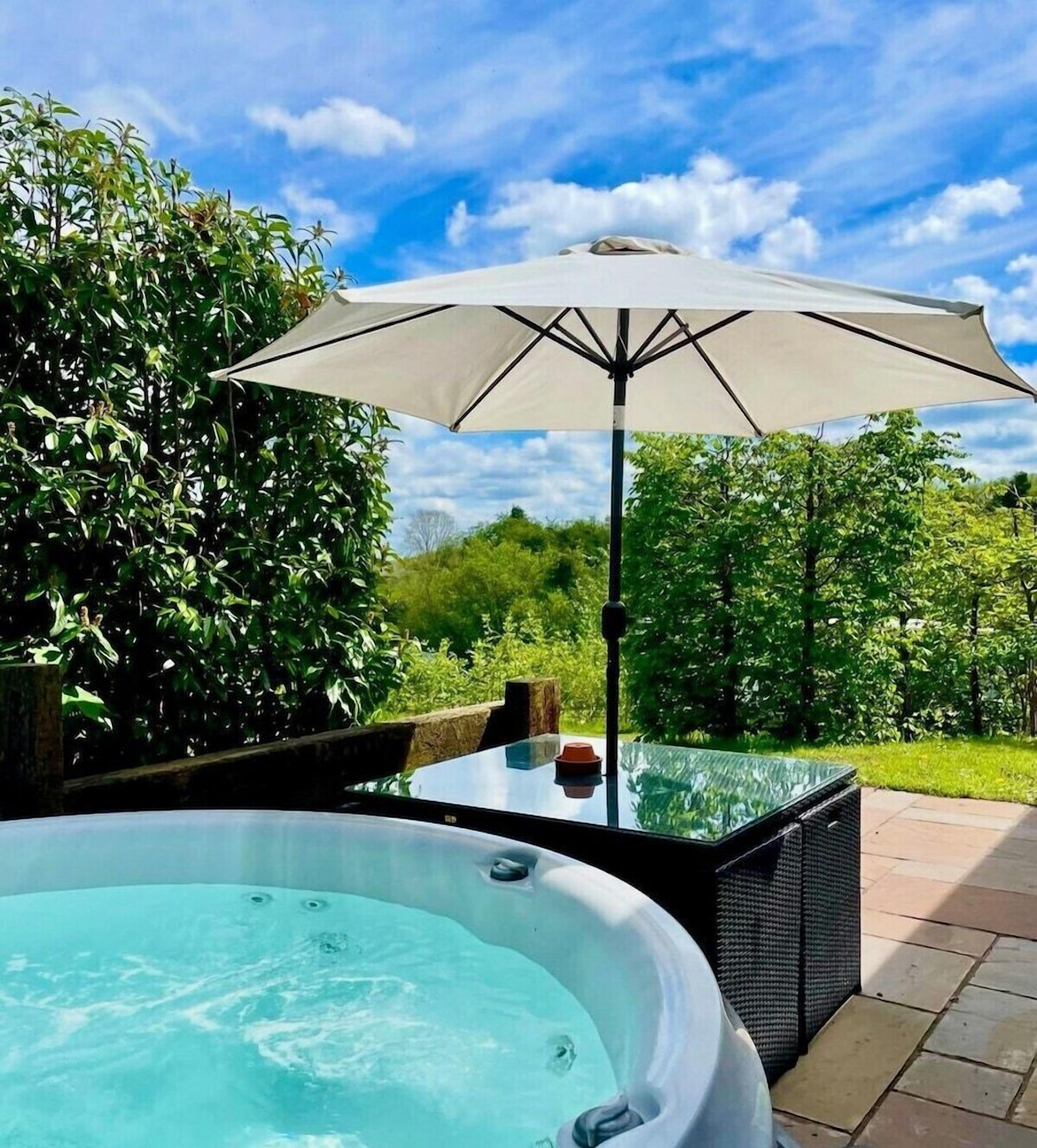Outdoor spa tub