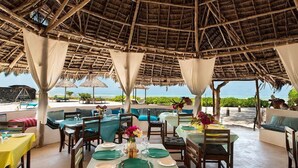 Outdoor dining - Driftwood Beach Lodge (Jambiani)