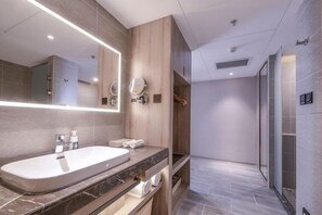Ein modernes Badezimmer mit einem großen Spiegel, einer Badewanne und einer Duschkabine.