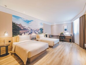 Ein Hotelzimmer mit zwei Betten, einem Schreibtisch, einem Stuhl und einem großen Wandbild.