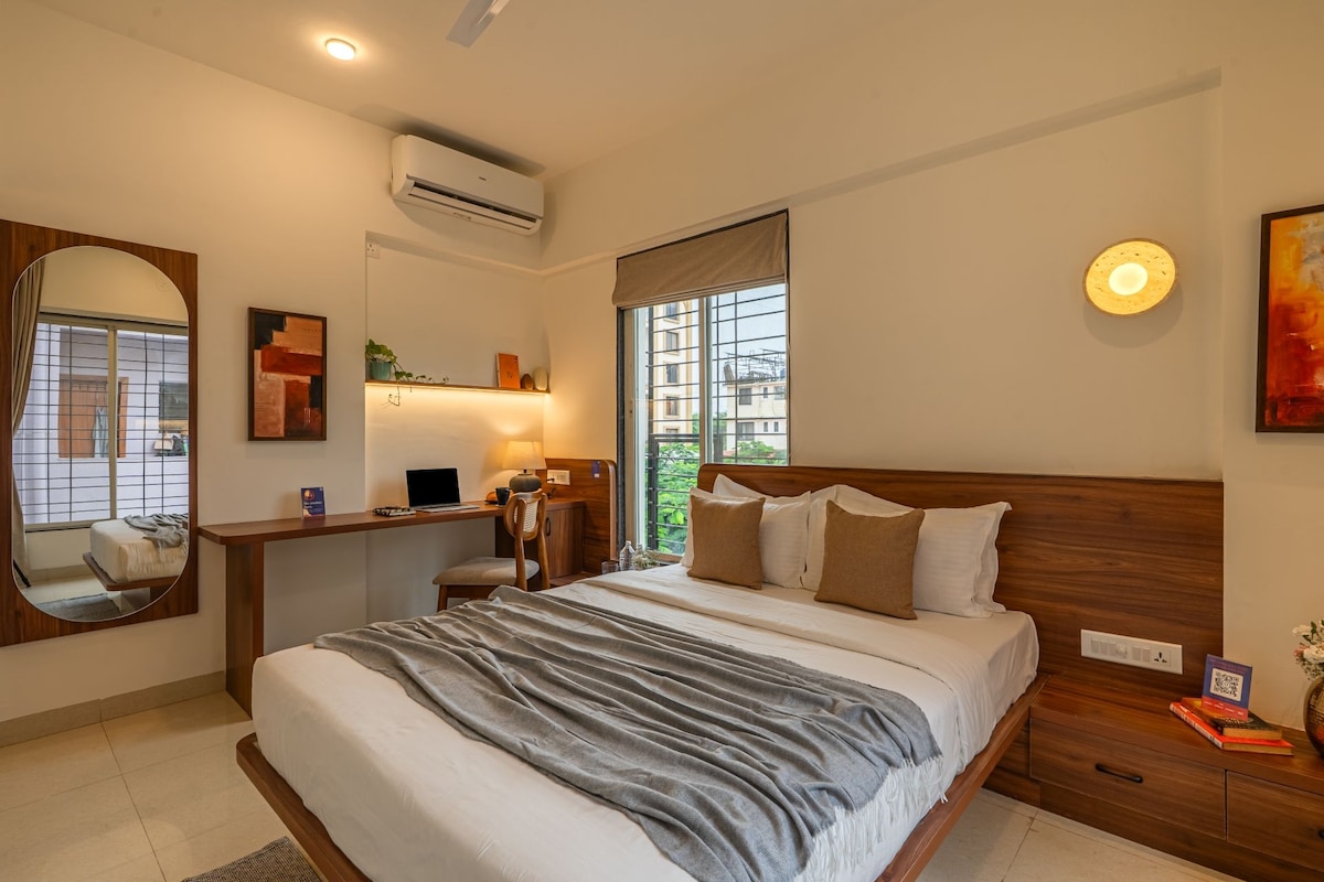 Blackout drapes, WiFi (free), bed sheets